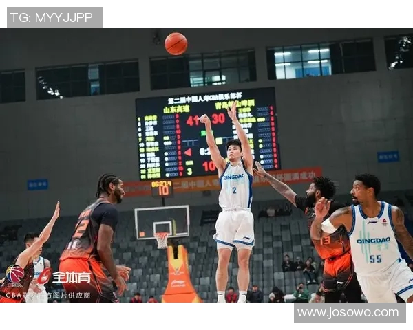 CBA俱乐部杯，山东男篮半场55-50领先青岛男篮，山东队半场打出12人轮换