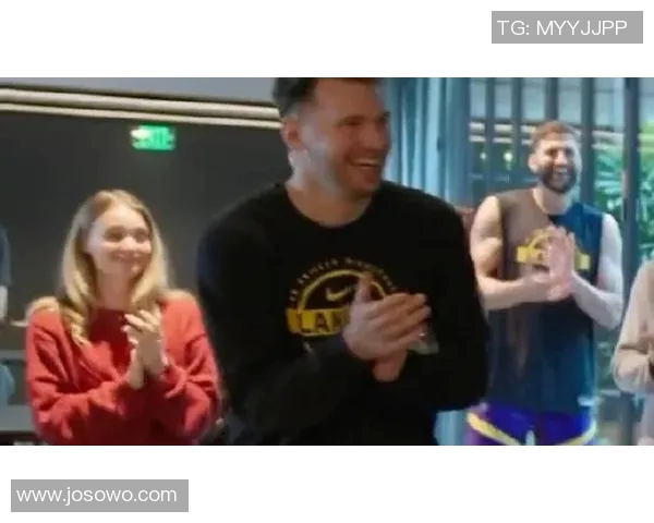 艾顿的妈妈从凌晨3点开始准备食材，她为湖人准备了一顿大餐