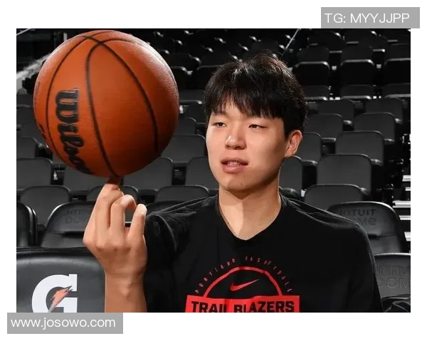 拓媒：杨瀚森出场的欢呼声比队里任何球员都大 他就像个吉祥物